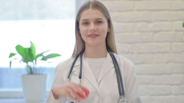 Doctora Joven Mostrando Corazón Rojo Una Vida Sana — Vídeos de Stock