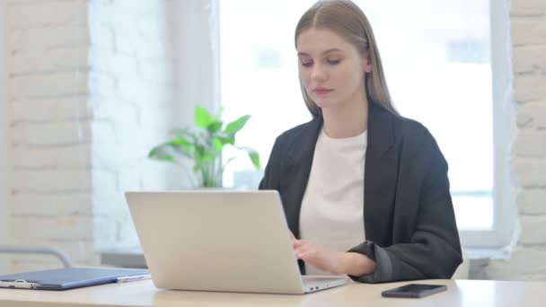 Dizüstü Bilgisayarda Çalışan Kadınından Başparmaklar Yukarı — Stok video