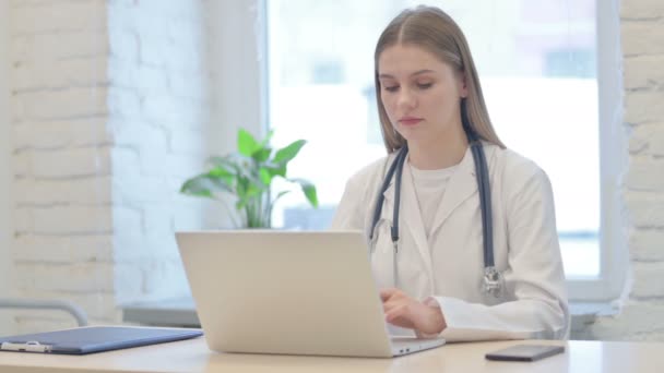 Doctora Joven Mirando Cámara Mientras Usa Ordenador Portátil — Vídeos de Stock