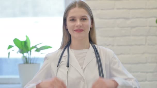 Ung Kvinnlig Läkare Gör Hjärta Med Handen — Stockvideo