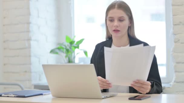 Geschäftsfrau Feiert Erfolg Bei Der Arbeit Laptop Und Dokumenten — Stockvideo