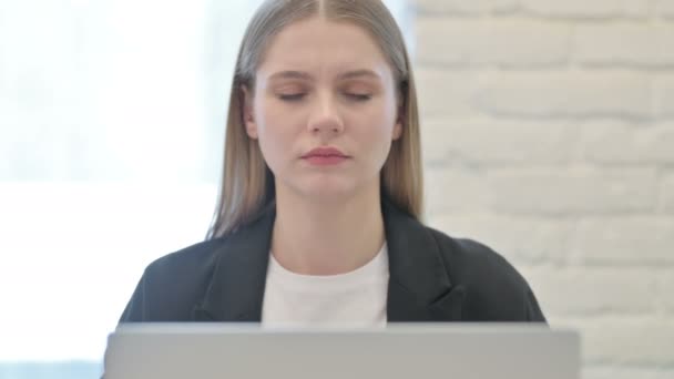 Close Businesswoman Mając Ból Głowy Podczas Pracy Laptopie — Wideo stockowe