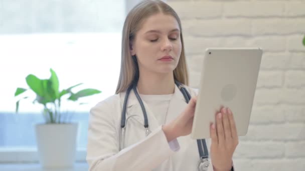 Doctora Joven Usando Tableta Digital Clínica — Vídeos de Stock