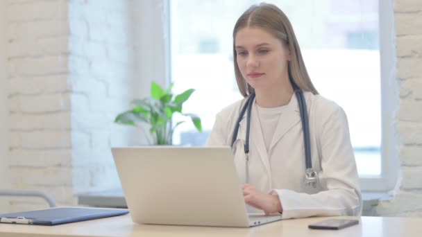 Junge Ärztin Schüttelt Ablehnend Den Kopf Während Sie Laptop Arbeitet — Stockvideo