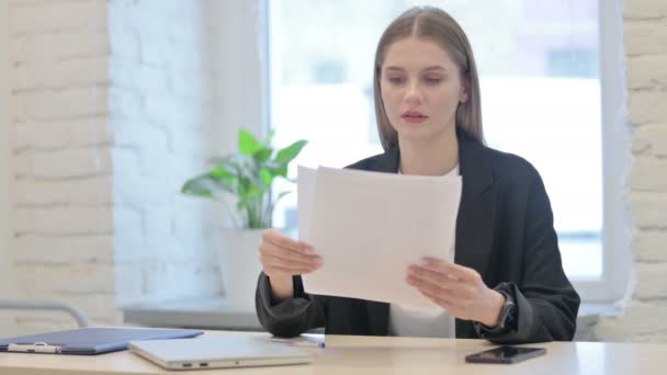 オフィスで書類を読みながら成功を祝うビジネスマン — ストック動画
