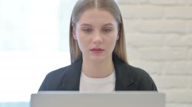 Ofisteki Dizüstü bilgisayarda yazan İş kadınının Kapanışı