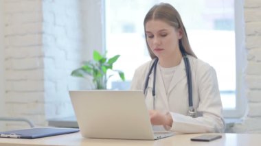 Klinikteki Laptop 'ta Yazan Genç Bayan Doktor
