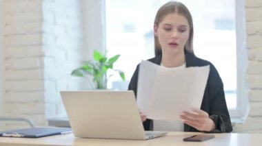 İş kadını Laptop ve Belgelerde çalışıyor