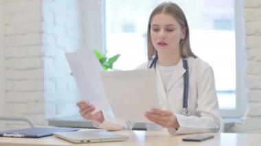 Genç Kadın Doktor Klinikte Belgeler Okuyor, Evraklar