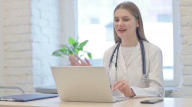 Genç Kadın Doktor Klinikte Video Sohbeti Yapıyor