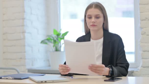 Geschäftsfrau Arbeitet Dokumenten Büro Papierkram — Stockvideo