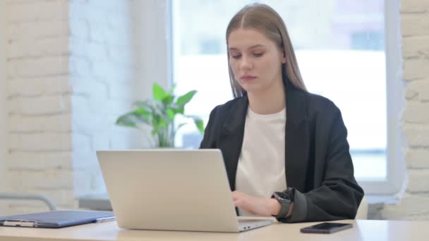 Busy Businesswoman Digitando Sul Computer Portatile Ufficio — Video Stock