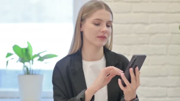 Opphisset Forretningskvinne Som Feirer Seier Smartphone – stockvideo