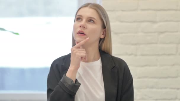 Porträt Einer Offensiven Geschäftsfrau Die Über Einen Neuen Plan Nachdenkt — Stockvideo