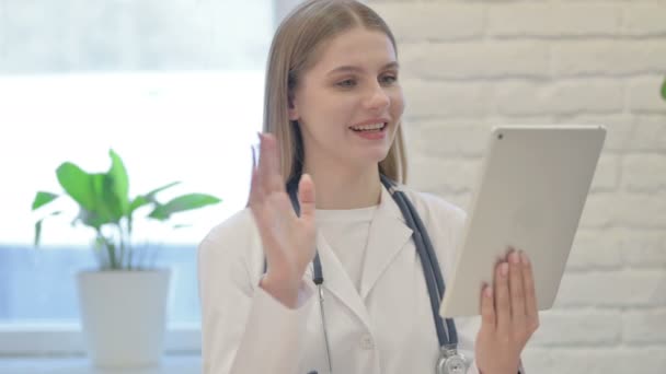 Videollamada Tablet Por Una Joven Doctora Clínica — Vídeos de Stock