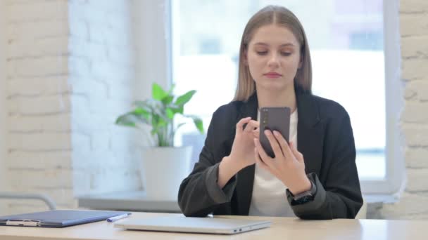 成功したビジネス女性はスマートフォンで勝利を祝う — ストック動画
