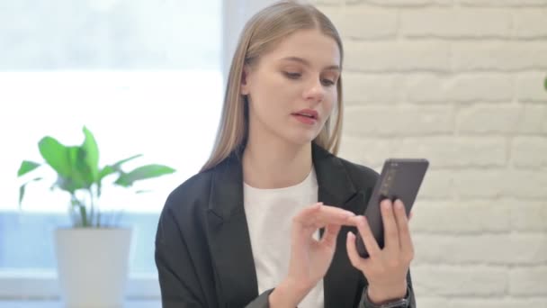 Forretningskvinde Bruger Smartphone Til Browsing Internet – Stock-video