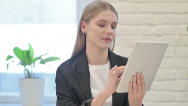Businesswoman Cheering Success Digital Tablet — Stock video