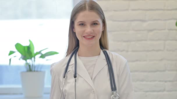 Ung Kvinnlig Doktor Talar Nätet Video Call — Stockvideo