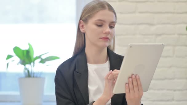 商界女性在数码平板电脑浏览互联网 — 图库视频影像