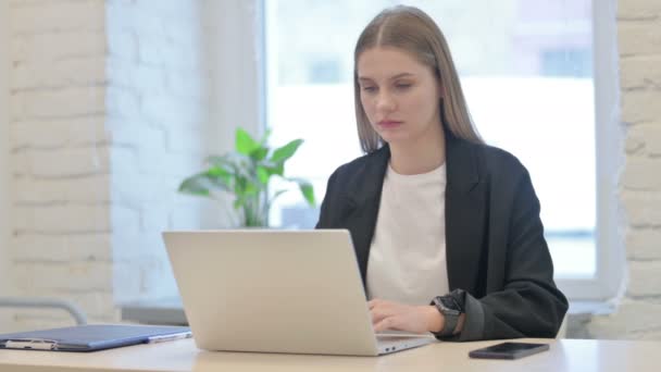 Geschäftsfrau Reagiert Auf Verlust Bei Der Arbeit Büro — Stockvideo