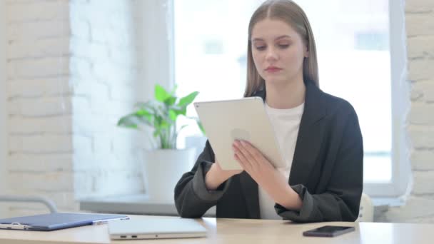 Businesswoman Using Digital Tablet Browsing Internet — Stock video