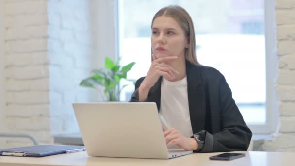 Businesswoman Pensare Mentre Lavora Sul Computer Portatile — Video Stock
