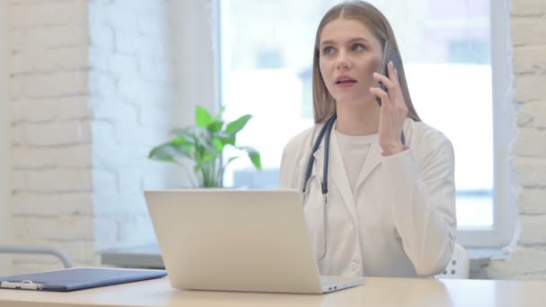 Junge Ärztin Telefoniert Mit Laptop — Stockvideo