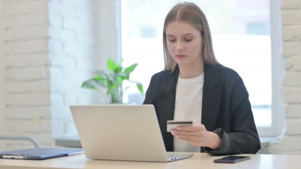 Geschäftsfrau Kann Nicht Mit Laptop Online Bezahlen — Stockvideo