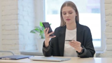 İş kadını Smartphone 'da Başarılı Çevrimiçi Ödeme Yapıyor 