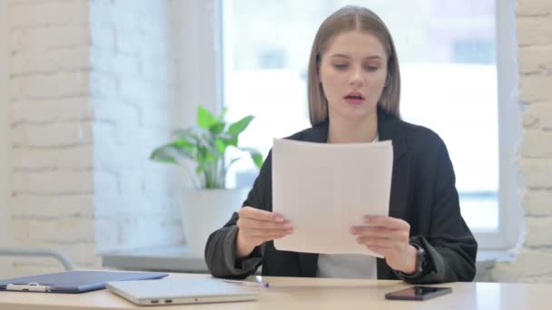 Bizneswoman Zdenerwowany Podczas Czytania Dokumentów Biurze — Wideo stockowe