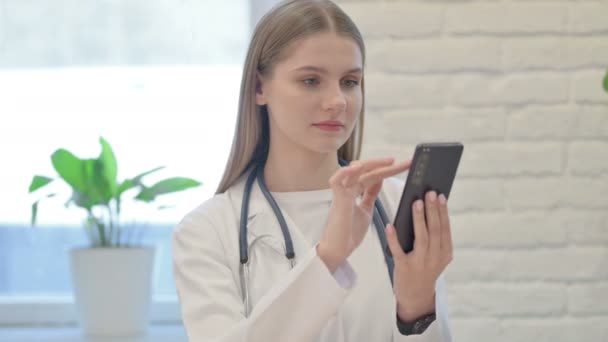 Mujer Joven Doctor Navegación Smartphone Clínica — Vídeos de Stock