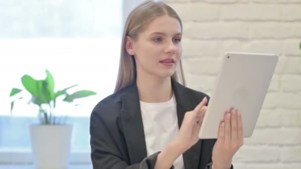Femme Affaires Faisant Chat Vidéo Ligne Sur Tablette — Video
