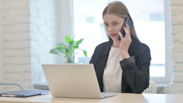 Mujer Negocios Hablando Por Teléfono Mientras Usa Ordenador Portátil — Vídeos de Stock