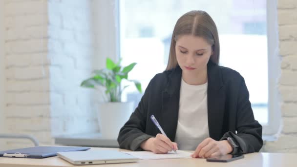 Empresaria Escribiendo Carta Mientras Está Sentada Oficina — Vídeos de Stock