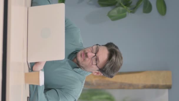 Vertical Video Mature Adult Man Leaving Office Closing Laptop — Stok video