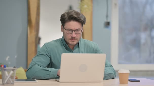 Mature Adult Businessman Having Wrist Pain While Using Laptop — 图库视频影像