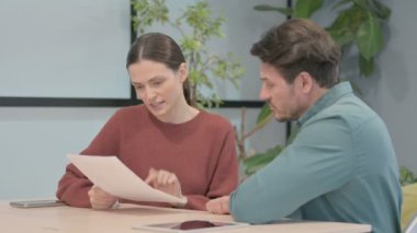 İşadamı ve Office belgeleri tartışırken işkadını