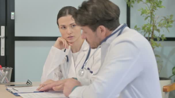 Female Doctor Talking Colleague Doctor Clinic — Vídeos de Stock