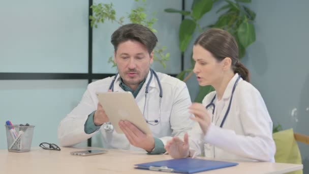 Чоловік Доктор Жінка Доктор Працює Клініці — стокове відео