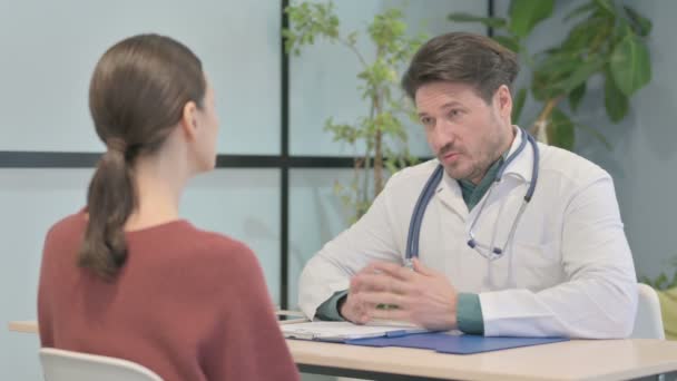 Médico Masculino Conversando Com Paciente Clínica — Vídeo de Stock