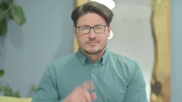 Portrait Homme Affaires Moyen Âge Pointant Doigt Caméra — Video