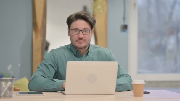 Thumbs Mature Adult Businessman Working Laptop — Video