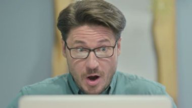 Dizüstü bilgisayarda Başarı Kutlaması İşadamının Kapanışı