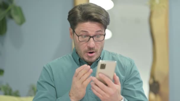 Shocked Middle Aged Businessman Reacting Loss Smartphone — 图库视频影像