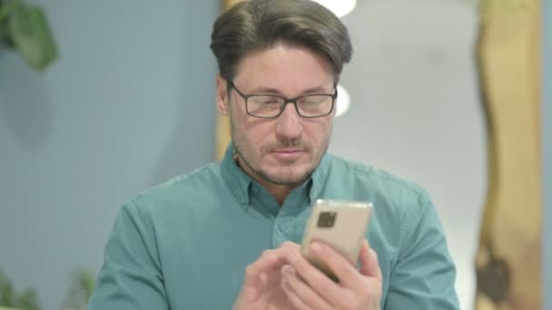 Middle Aged Businessman Using Smartphone Browsing Internet — Vídeos de Stock