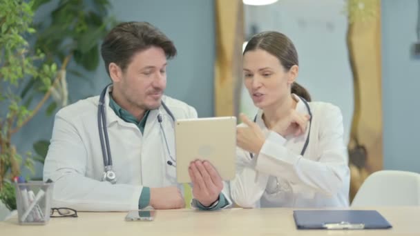 Male Female Doctor Doing Online Video Chat — Vídeo de stock
