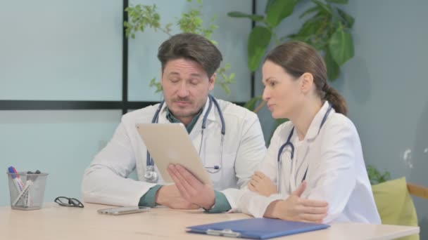 Male Female Doctor Doing Online Video Chat — Vídeos de Stock