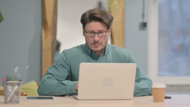 Mature Adult Businessman Leaving Office Closing Laptop — Stock videók