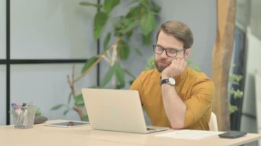 Orta Çağ İşadamı Çalışırken Uyuyor